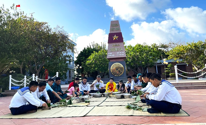 GIỮ BIỂN TỪ THẾ TRẬN LÒNG DÂN